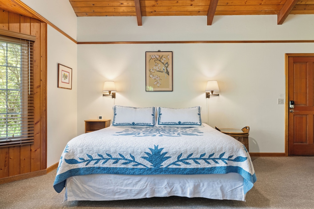 DELUXE, KING BED