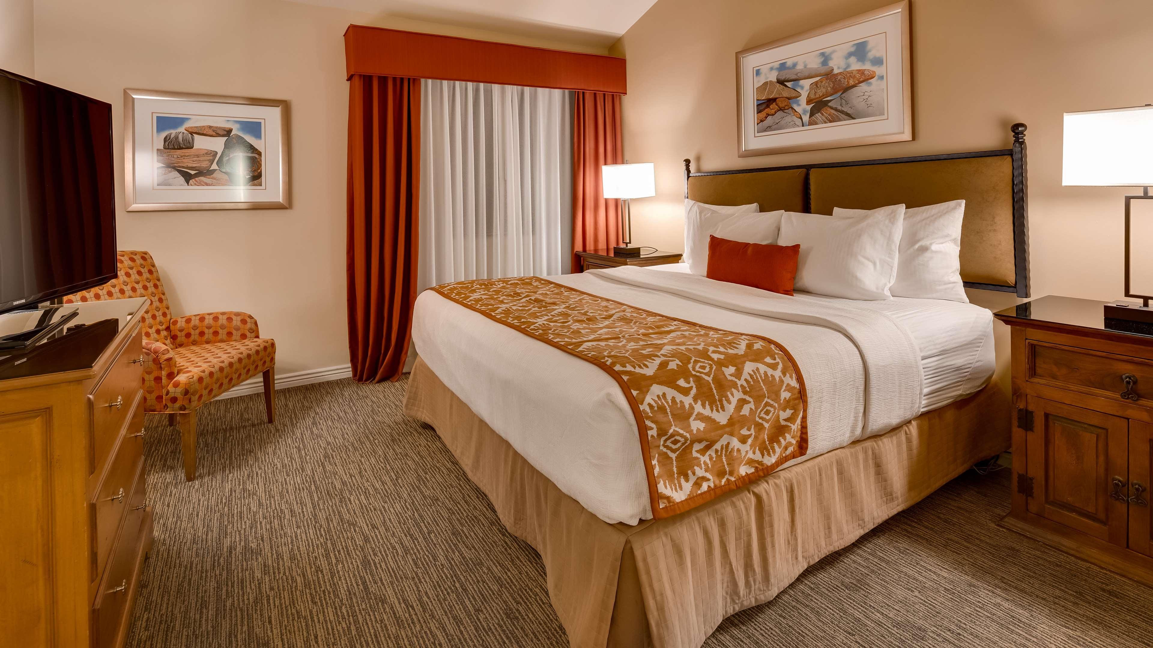 Suite, King Bed, Town View, Living Area, Annex، Best Western Plus Arroyo Roble Hotel & Creekside Villas 2/5