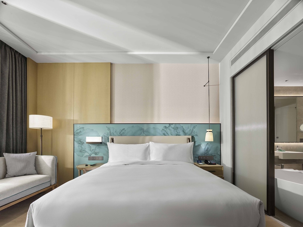 ROOM, KING BED, HIGH FLOOR