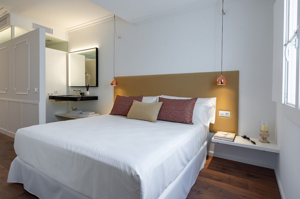 DELUXE, SUITE, KING BED