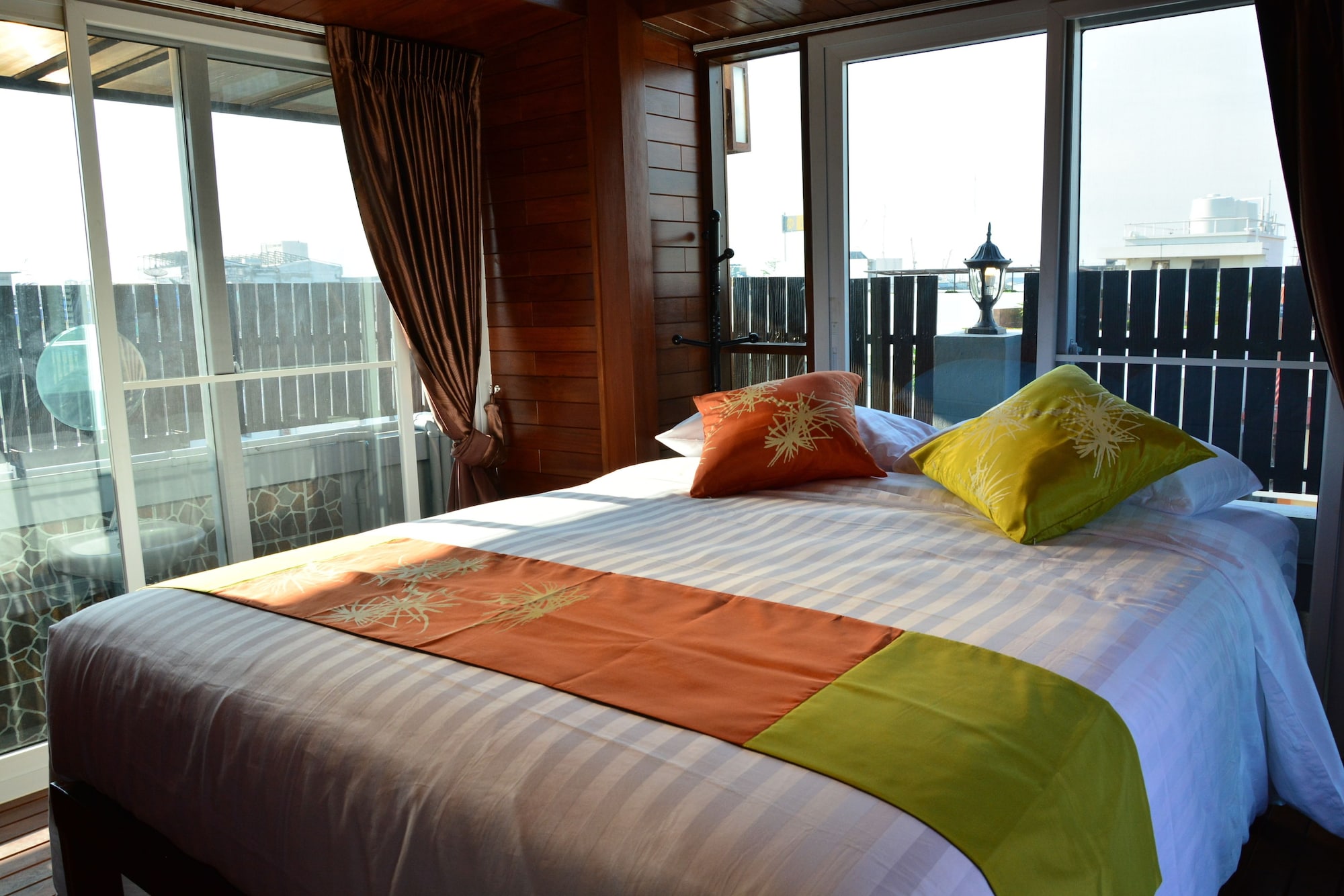 ROOF TOP, SUITE