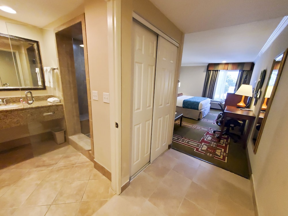 Howard Johnson by Wyndham Pasadena 12/52