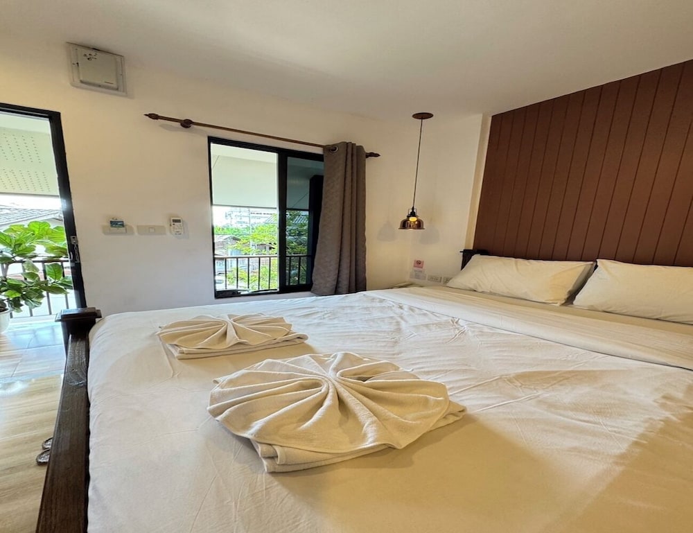 STANDARD, DOUBLE BED, CITY VIEW