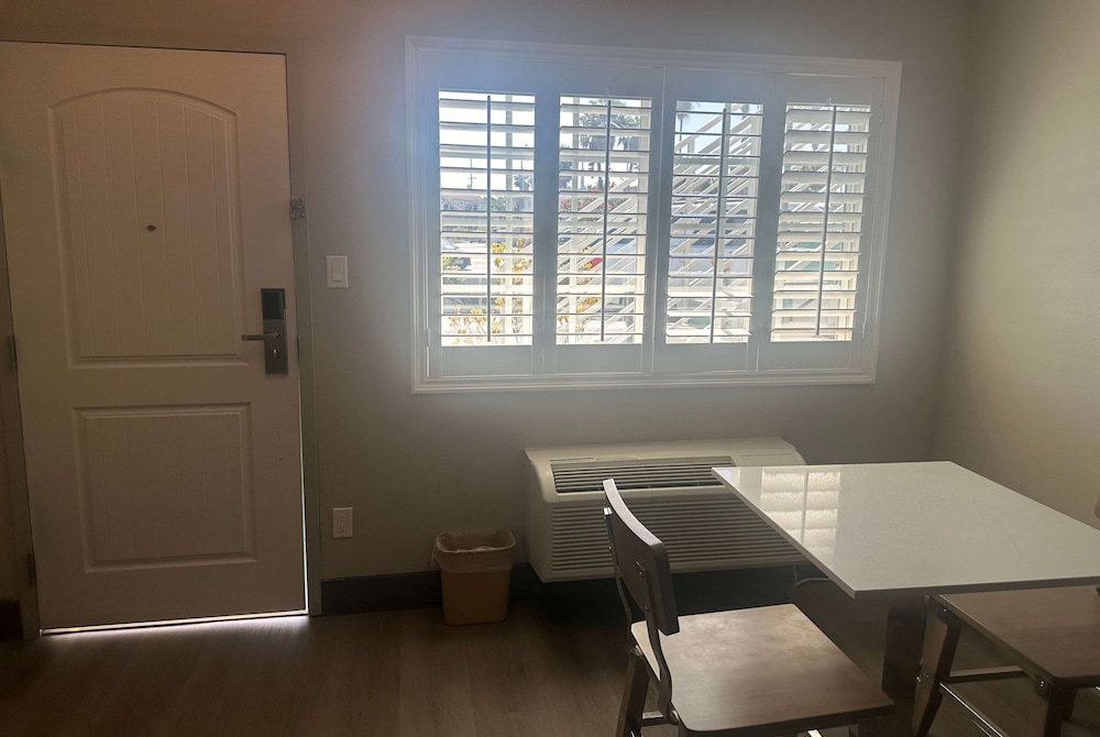 Super 8 by Wyndham Oceanside Downtown 34/50