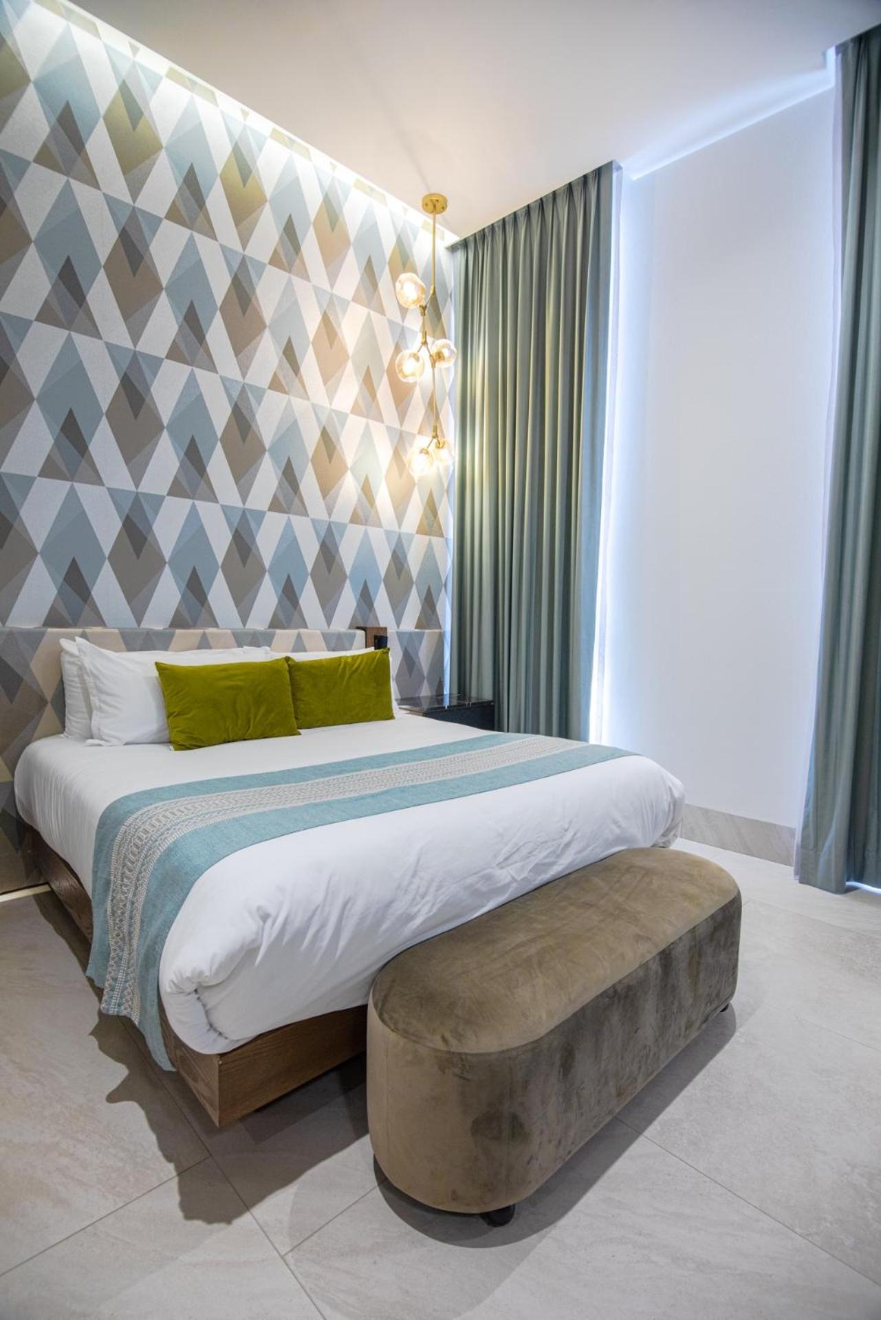 DELUXE, SUITE, KING BED