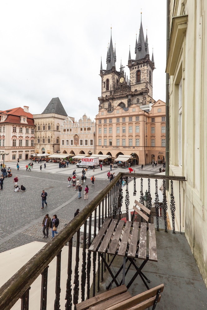 Old Town Square Residence by Emblem 28/36
