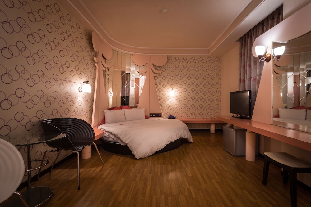 Golden Phoenix Hotel 33/43