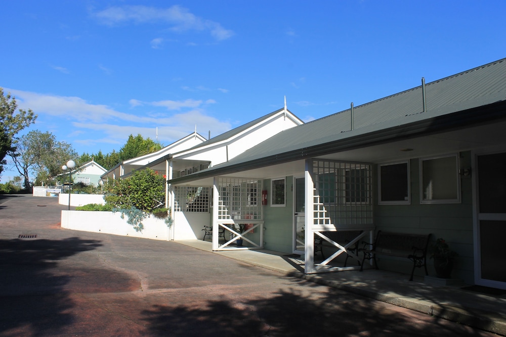 Ash Grove Boutique Motel 11/70