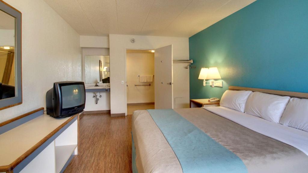 ROOM, KING BED, ACCESSIBLE