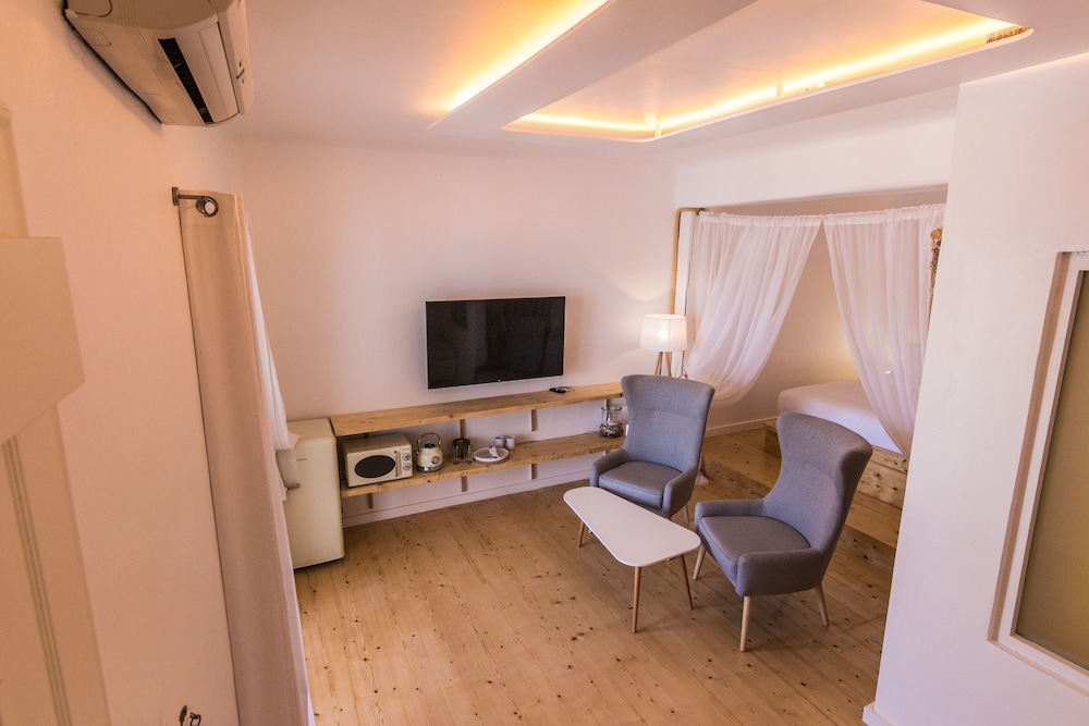 SALT SUITES & EXECUTIVE ROOMS 41/56