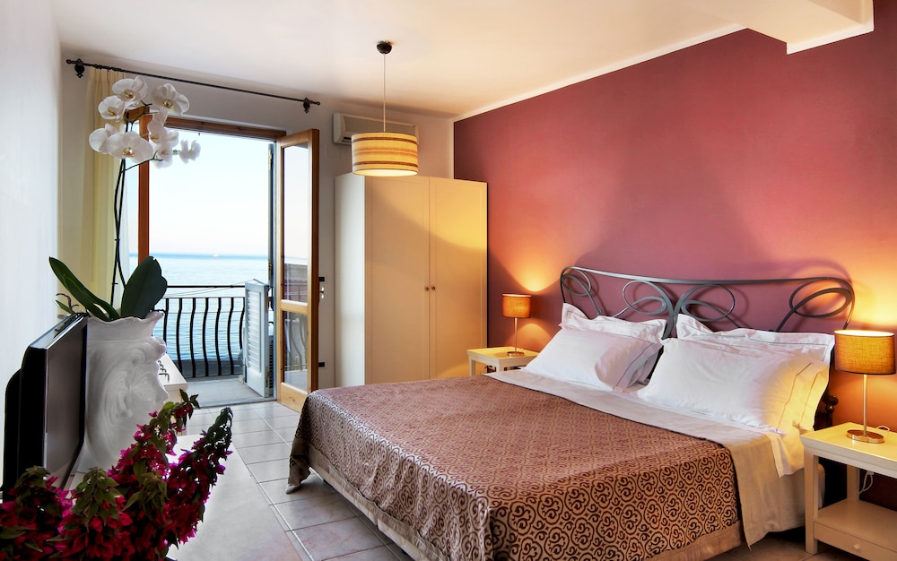 ROOM, TRIPLE, PARTIAL SEA VIEW
