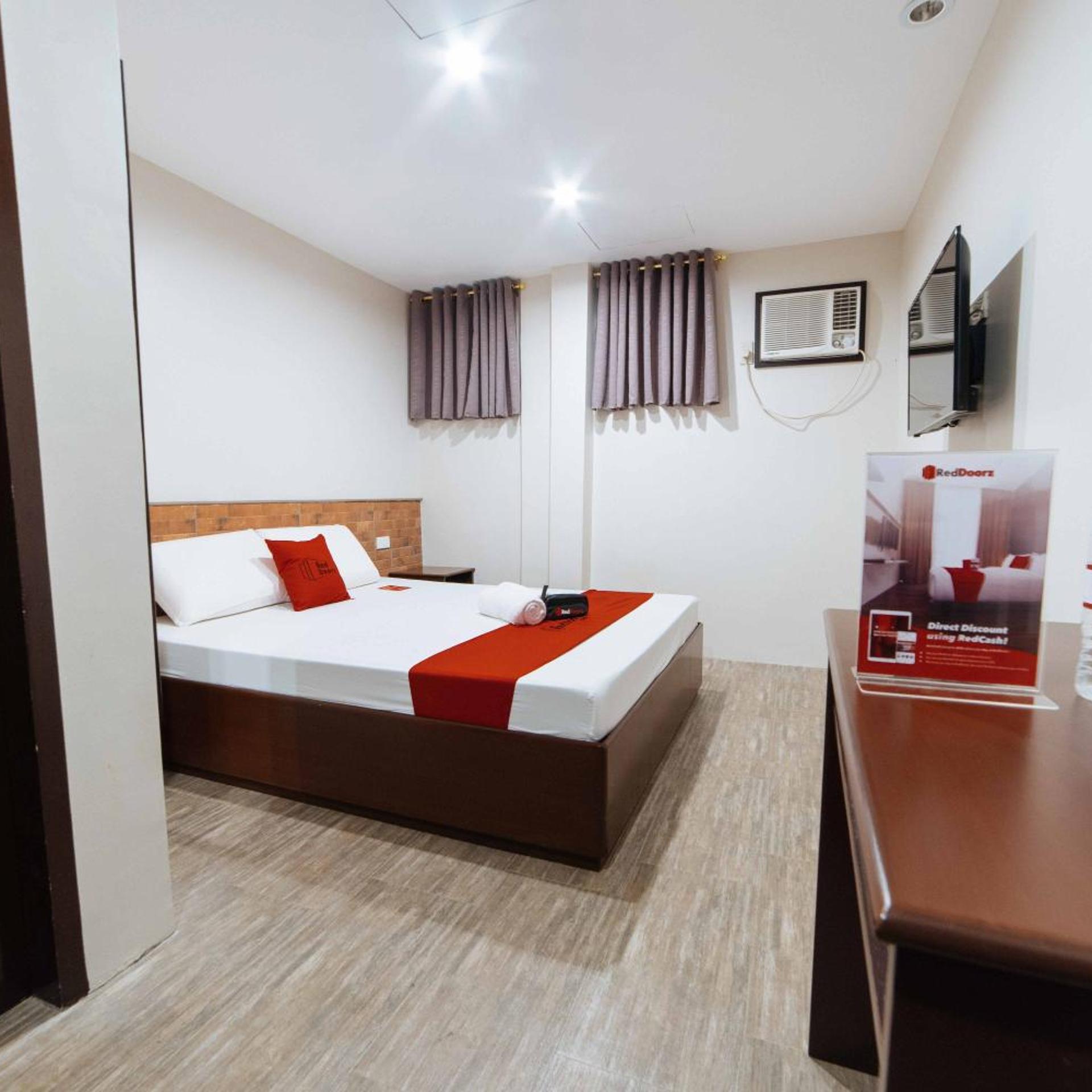 RedDoorz @ Traveler's Inn Bajada Davao 10/24