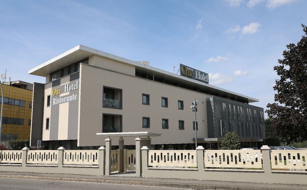 One Hotel & Restaurant 2/50