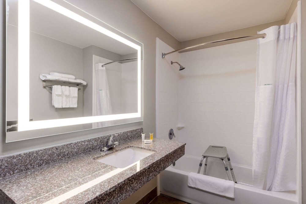 غرفة بسريرين مزدوجين لذوي الإعاقة، Days Inn by Wyndham Mooresville Lake Norman 6/8
