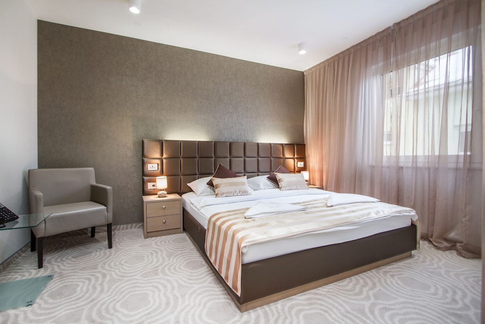 Royal Airport Hotel 13/69