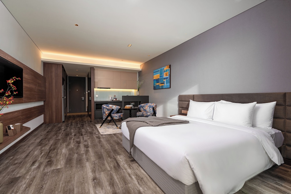 STUDIO, TWIN BEDS, CITY VIEW