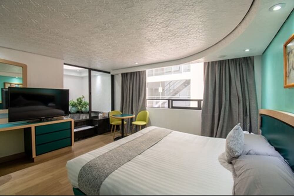 Hotel Embassy 13/48
