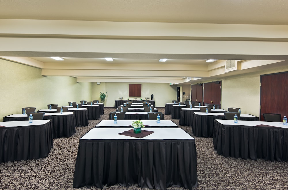 Oxford Suites Spokane Valley 53/64