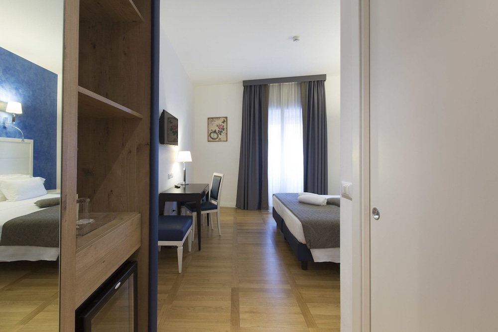 FLORIS HOTEL 21/73