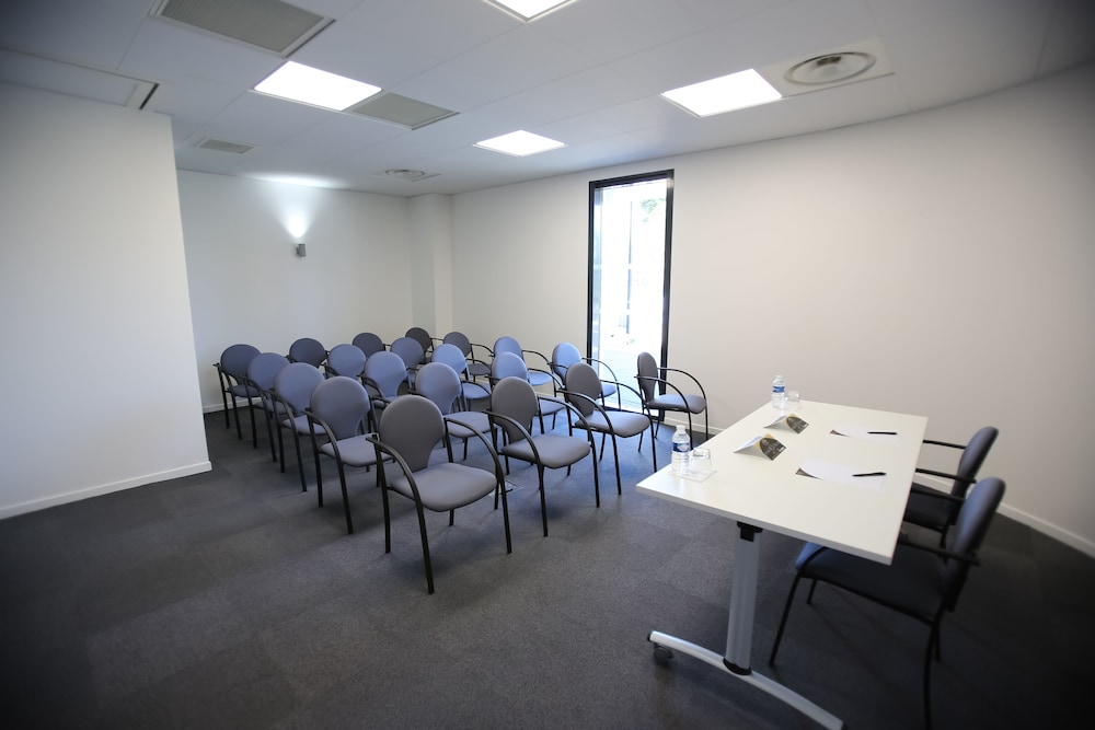 All Suites Appart Hôtel Orly Rungis 51/55