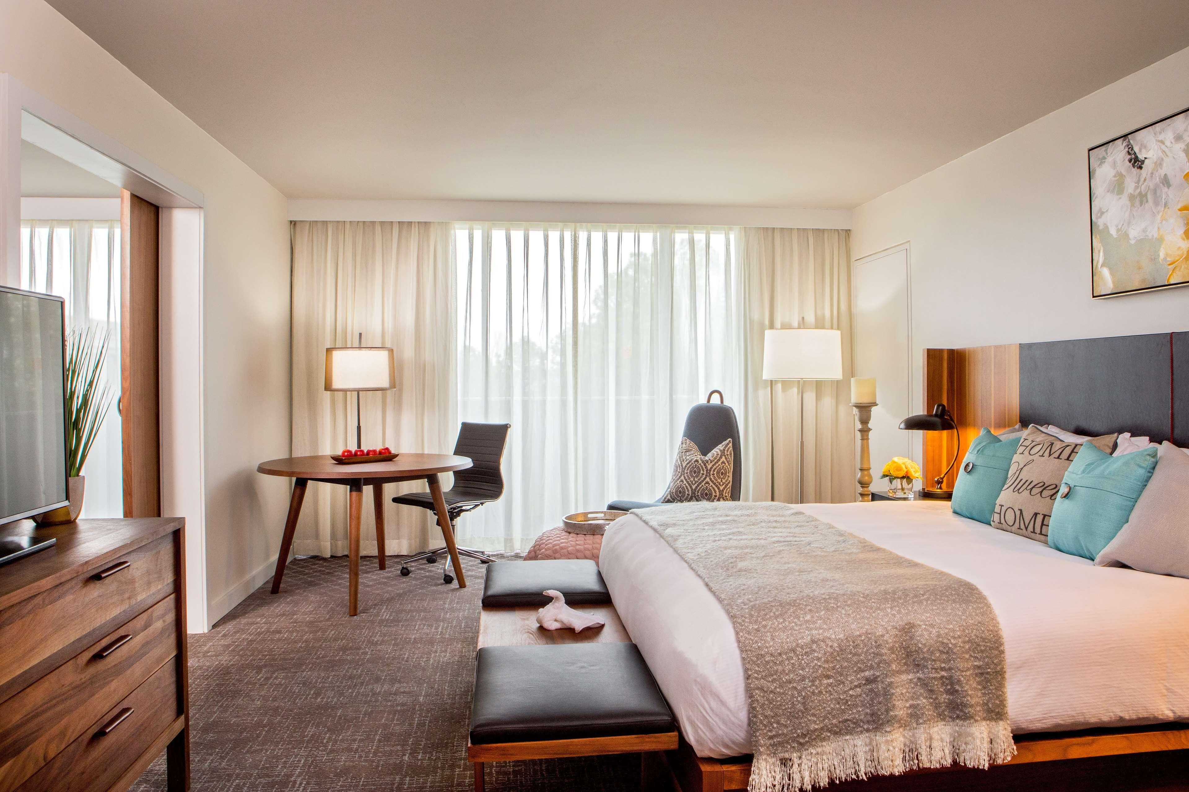 2 ROOMS, SUITE, KING BED, KITCHENETTE