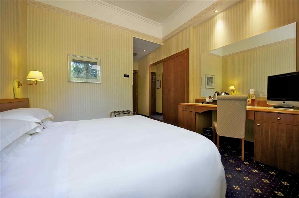 Standard, 3 Double Beds