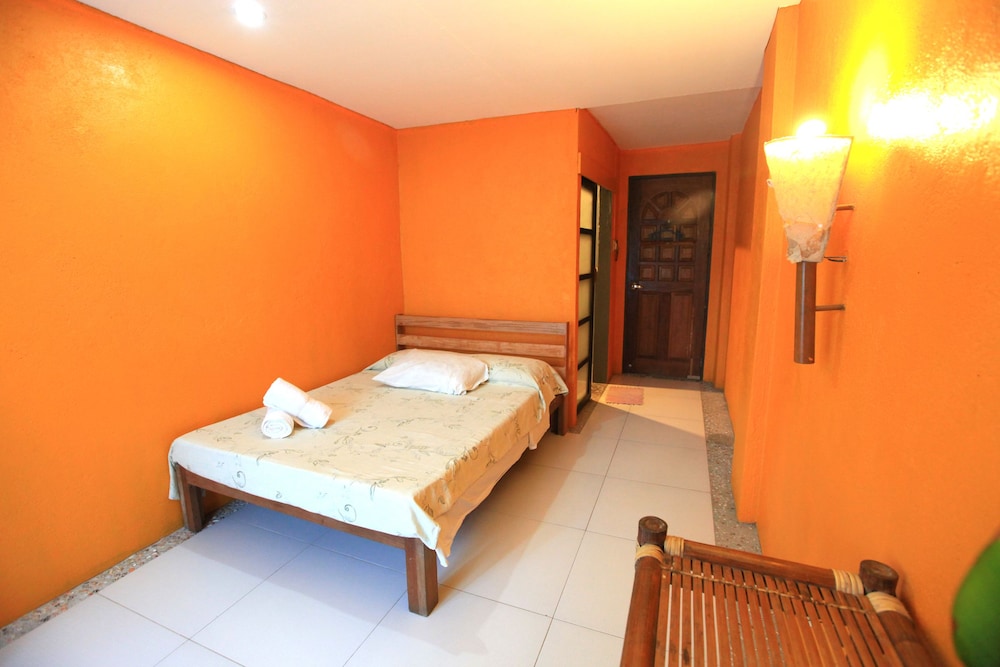 Hannah Hotel 34/54