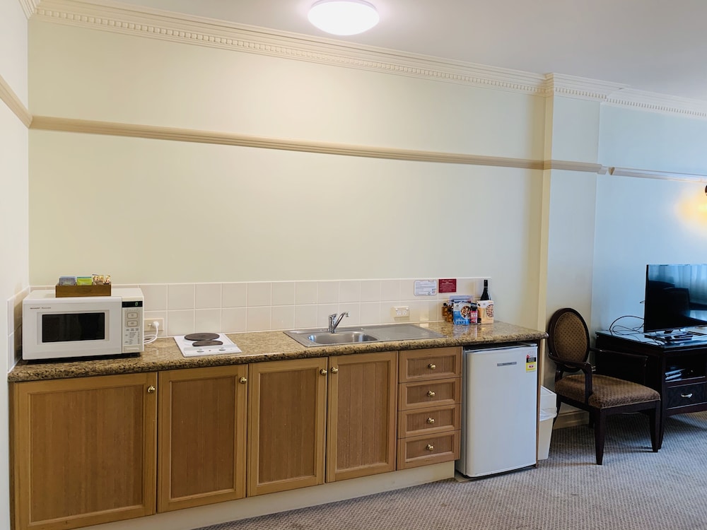 Royal Albert Hotel 12/75