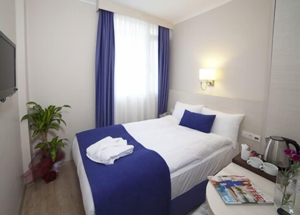 Walk In Hotel 25/44