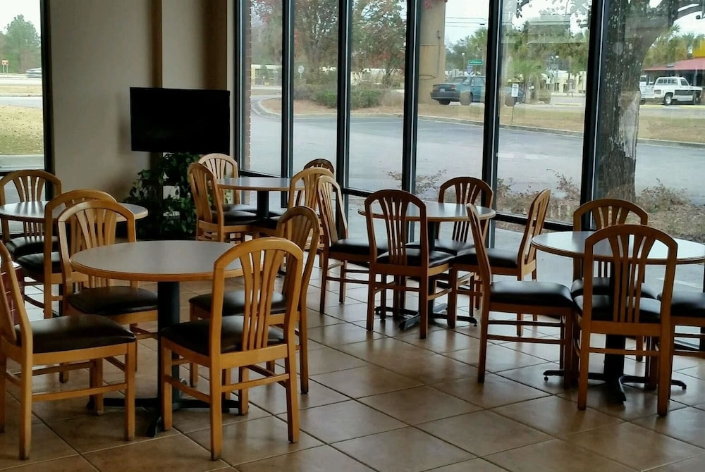 Days Inn by Wyndham - St. George, SC 27/41