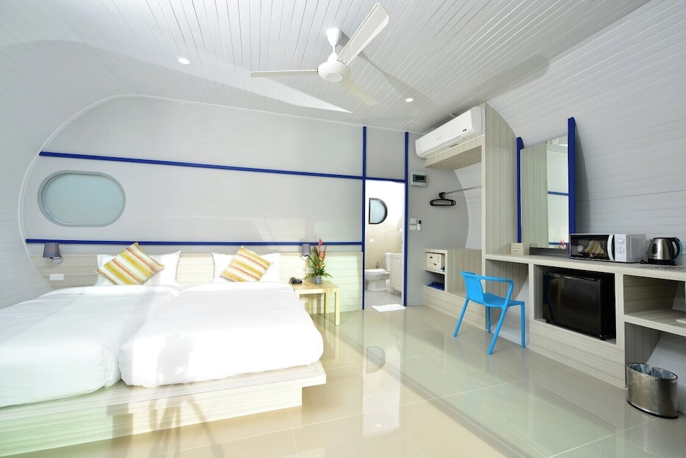 1 Bedroom, Overwater, Standard, King Bed, Harbour View