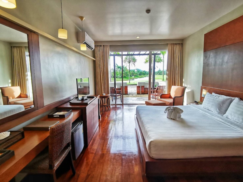 Deluxe, Double Bed, Golf Course View