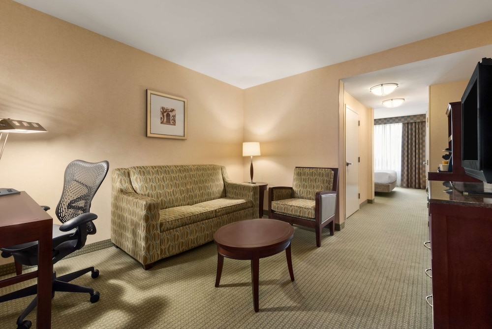 Hilton Garden Inn Dulles North 39/82