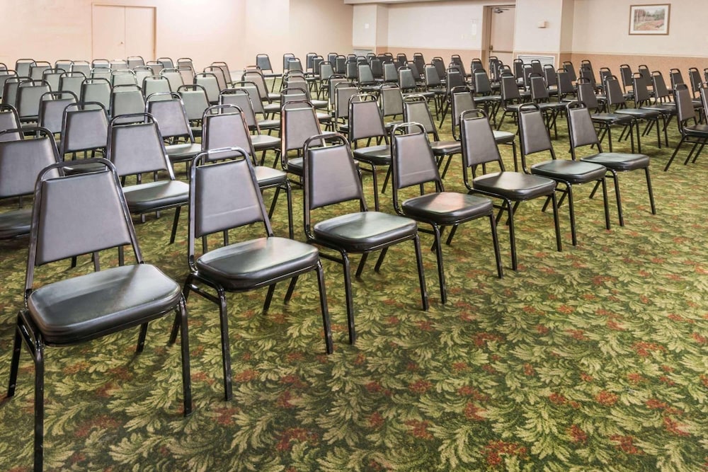 Columbus Grand Hotel and Banquet Center 28/33