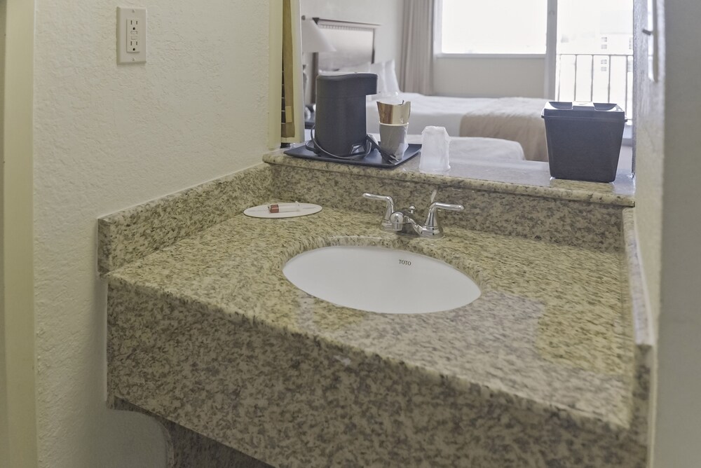 Economy Hotel Plus Wichita 16/16