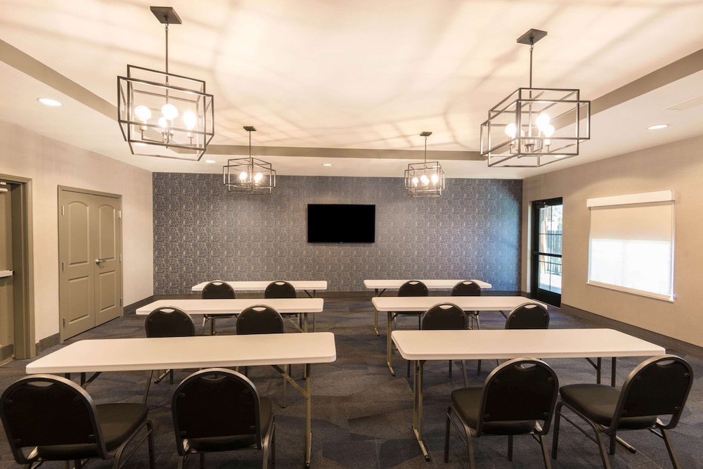 La Quinta Inn & Suites by Wyndham Las Vegas Airport South 43/46