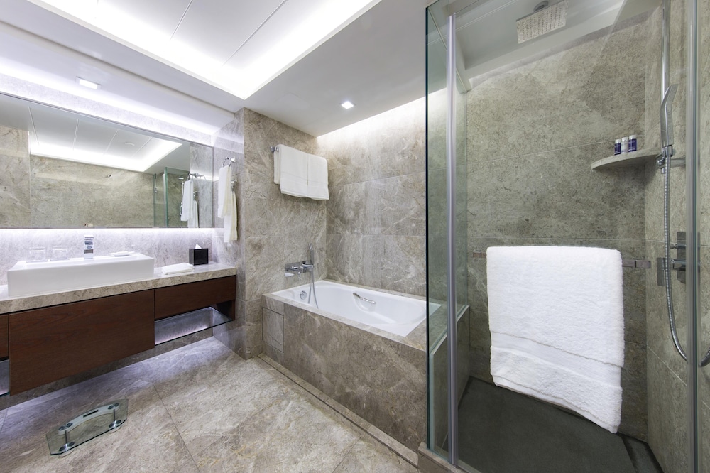 Elite, Twin Beds, Harbour View, Club Lounge Access, New World Millennium Hong Kong 9/9