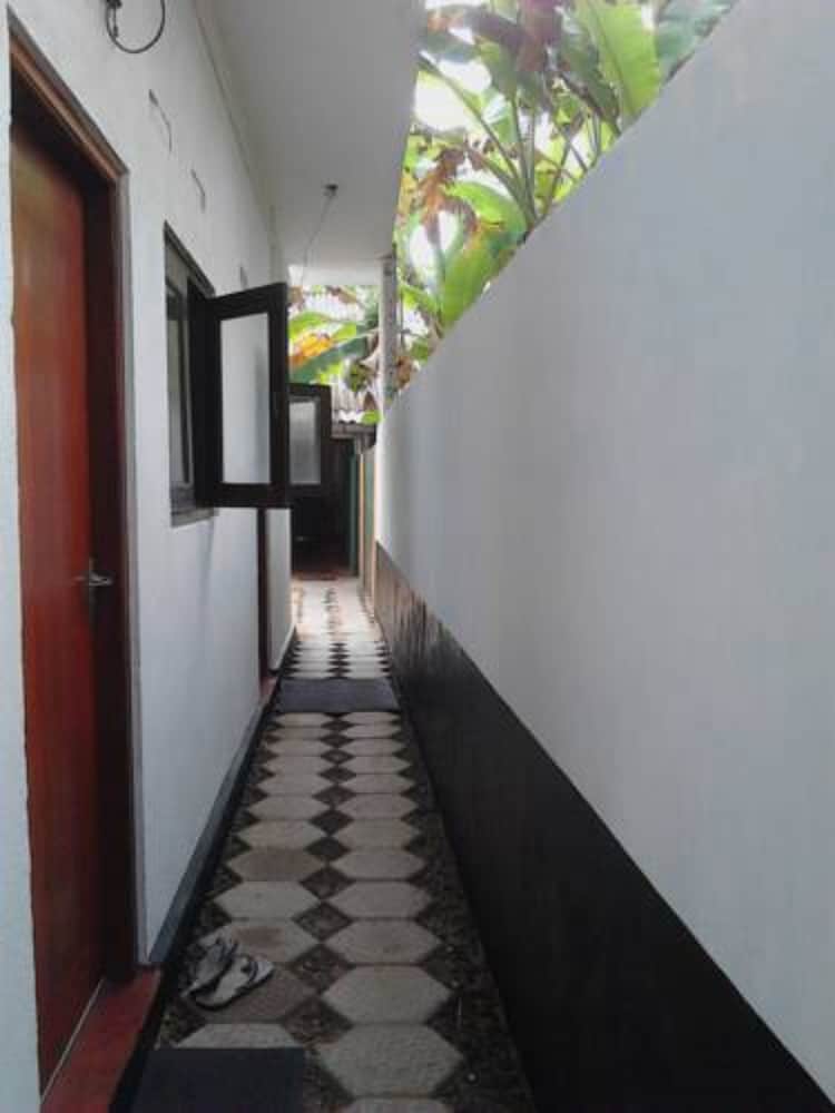 Arcade Beach Hotel 4/50