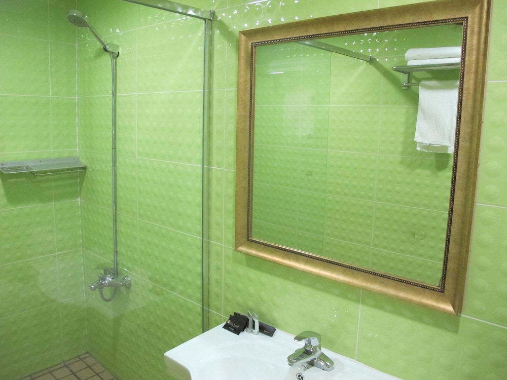 Townhouse Oak Vera Hotel Near Clark International Airport 56/57