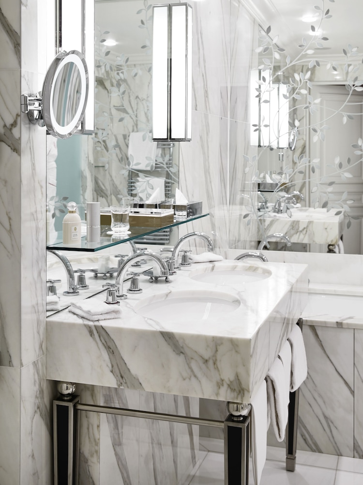 جناح بريستيج بسرير كينج، Hotel Plaza Athenee 2/2