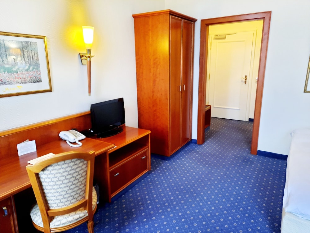 Bayerischer Hof Dresden 63/76
