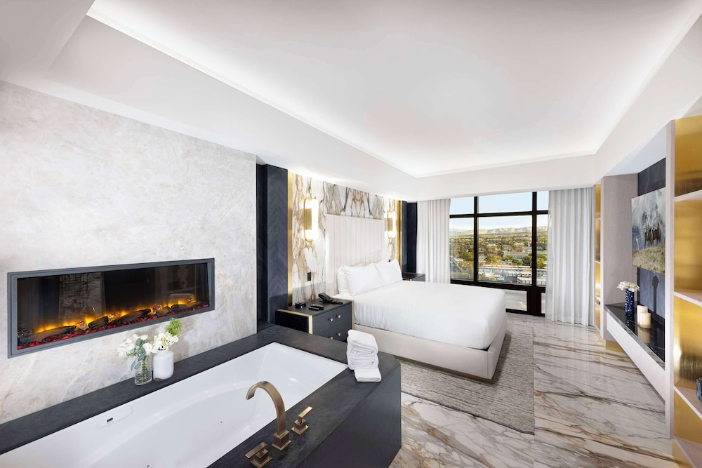 PENTHOUSE SUITE, KING BED, LIVING AREA, JETTED TUB, SMOKING
