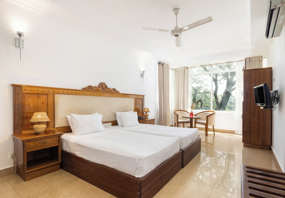 Hotel Sudu Araliya 10/69
