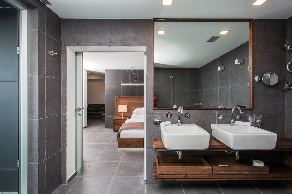 Avala Resort and Villas 48/50
