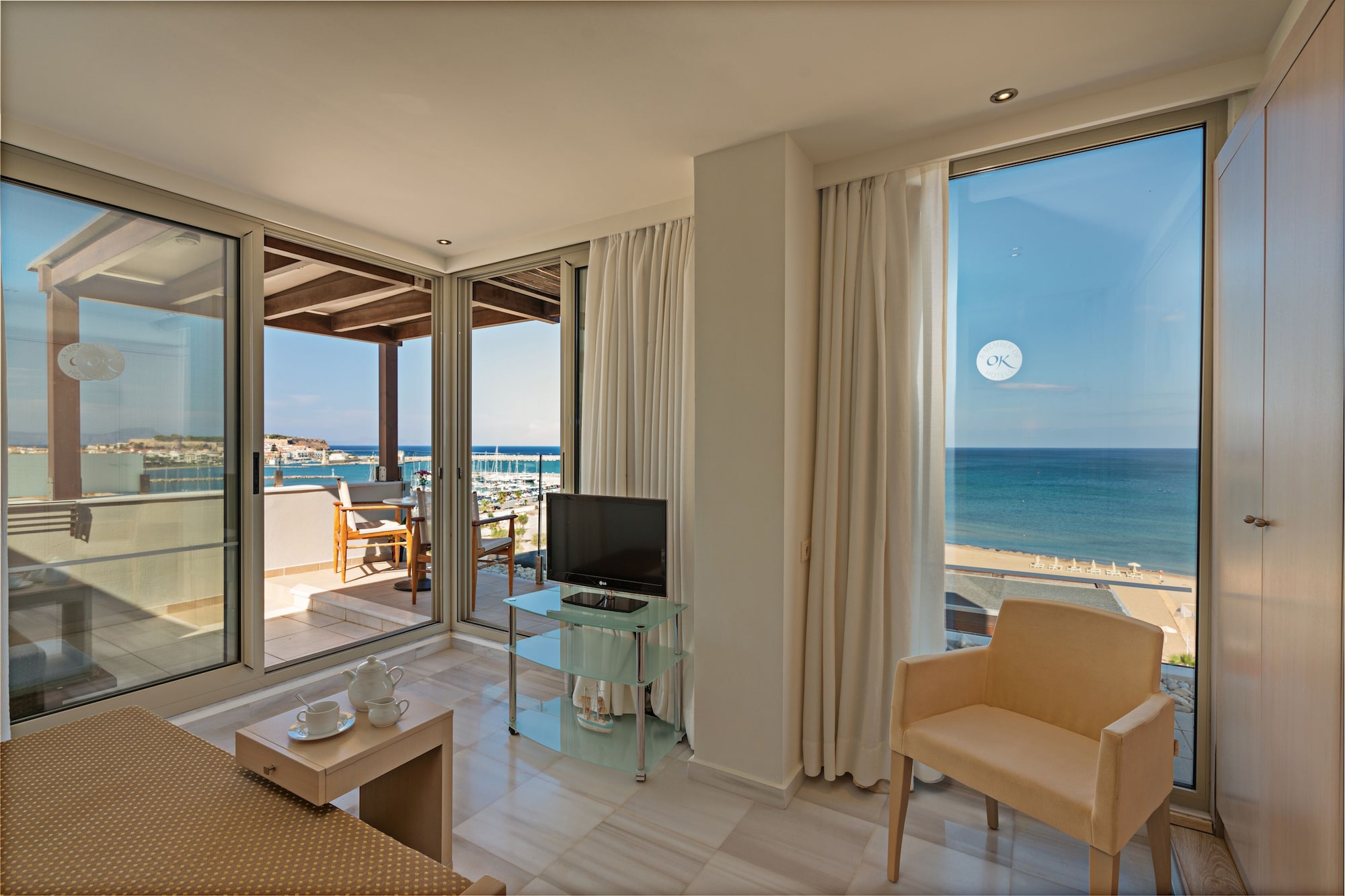 Suite Deluxe Sea View and Jacuzzi، KRITI BEACH 5/9
