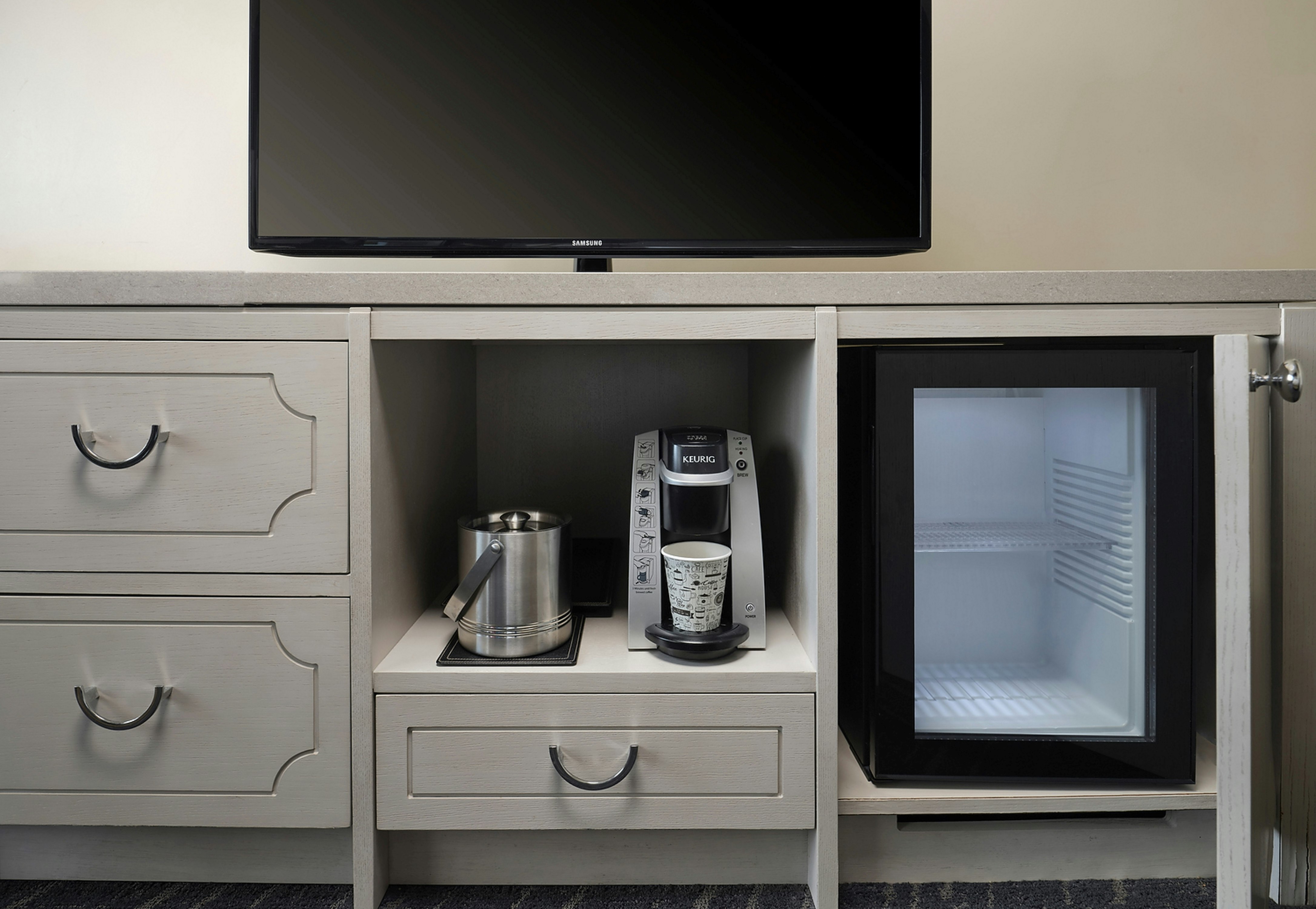 SUITE, KING BED, KITCHEN, ACCESSIBLE