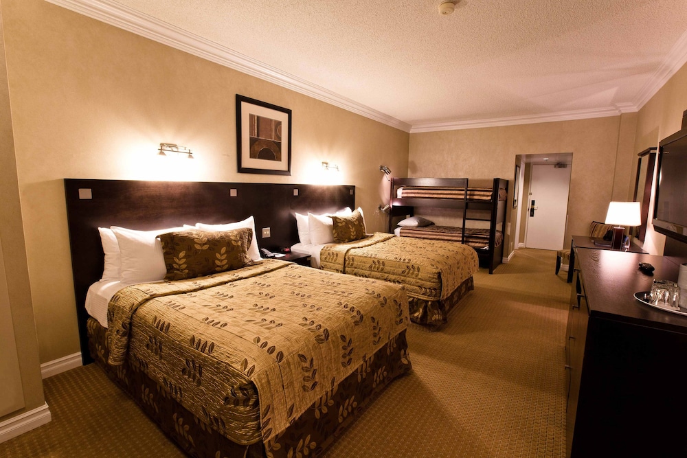 SUPERIOR, BUNK BEDS, 2 QUEEN BEDS