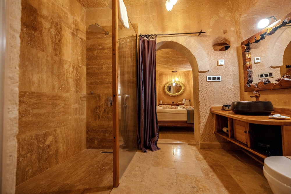 جناح بسرير كينج مع أريكة، Misty Cave Hotel 2/2