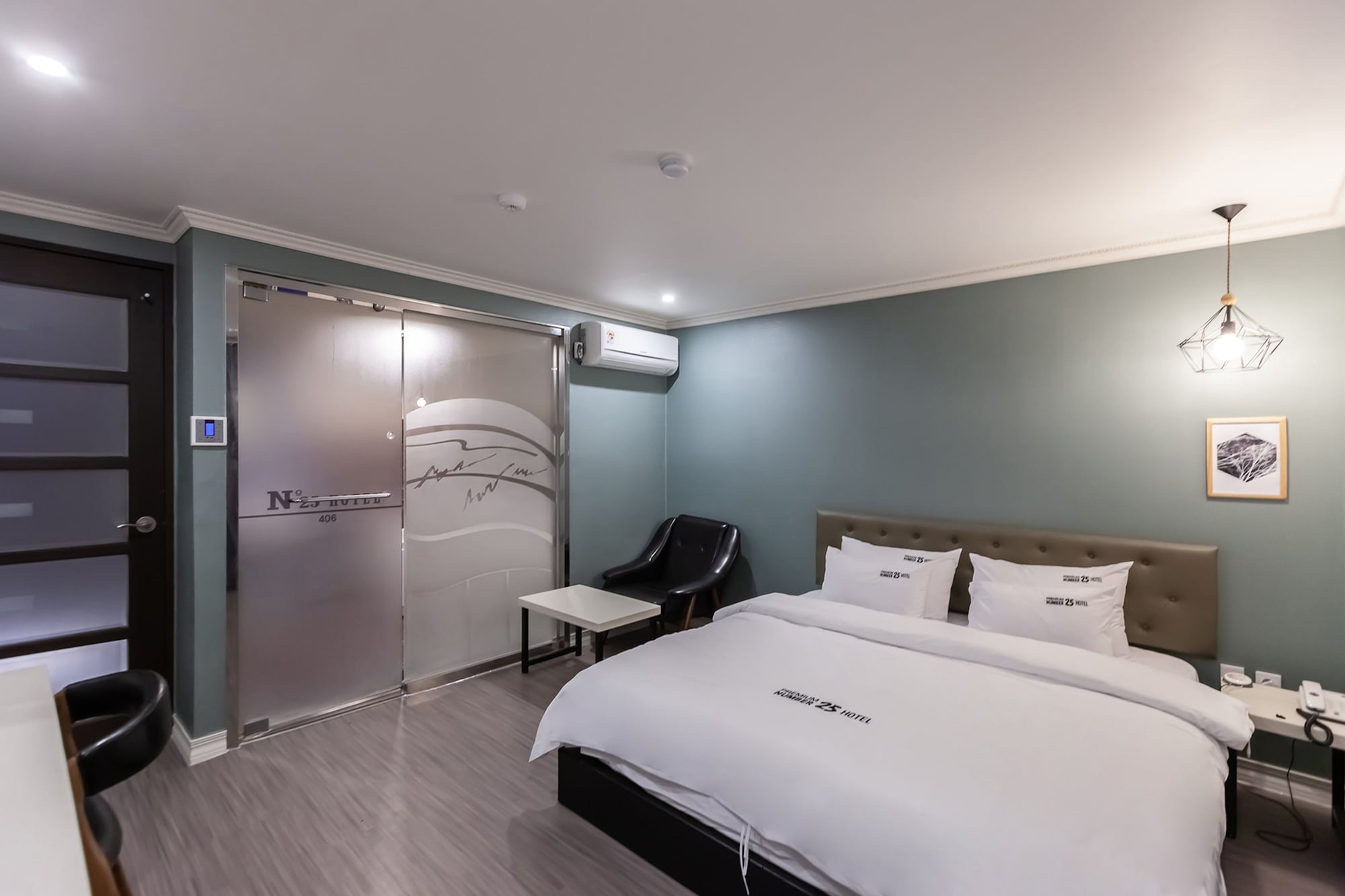 DELUXE, DOUBLE BED, NO PARKING