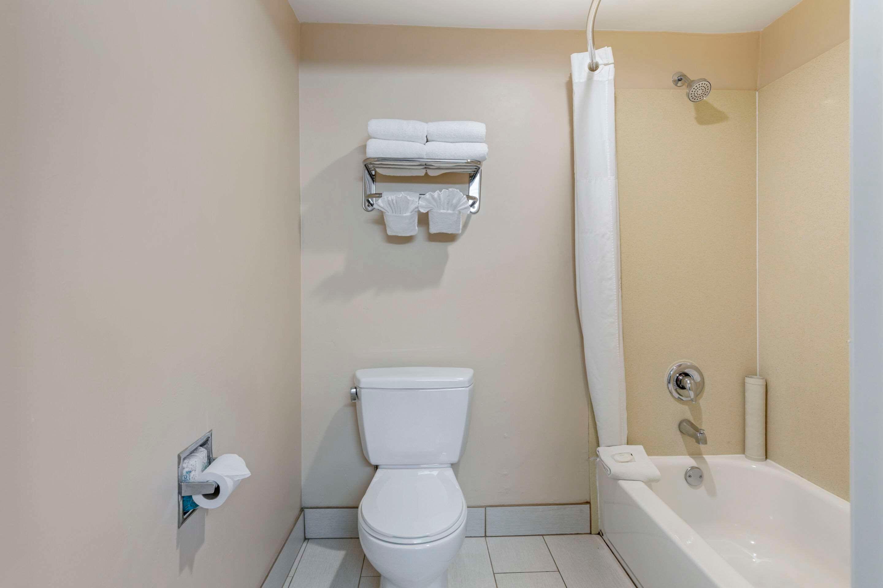 Room, 2 Queen Beds, Quality Inn Suites Anaheim Maingate 6/6